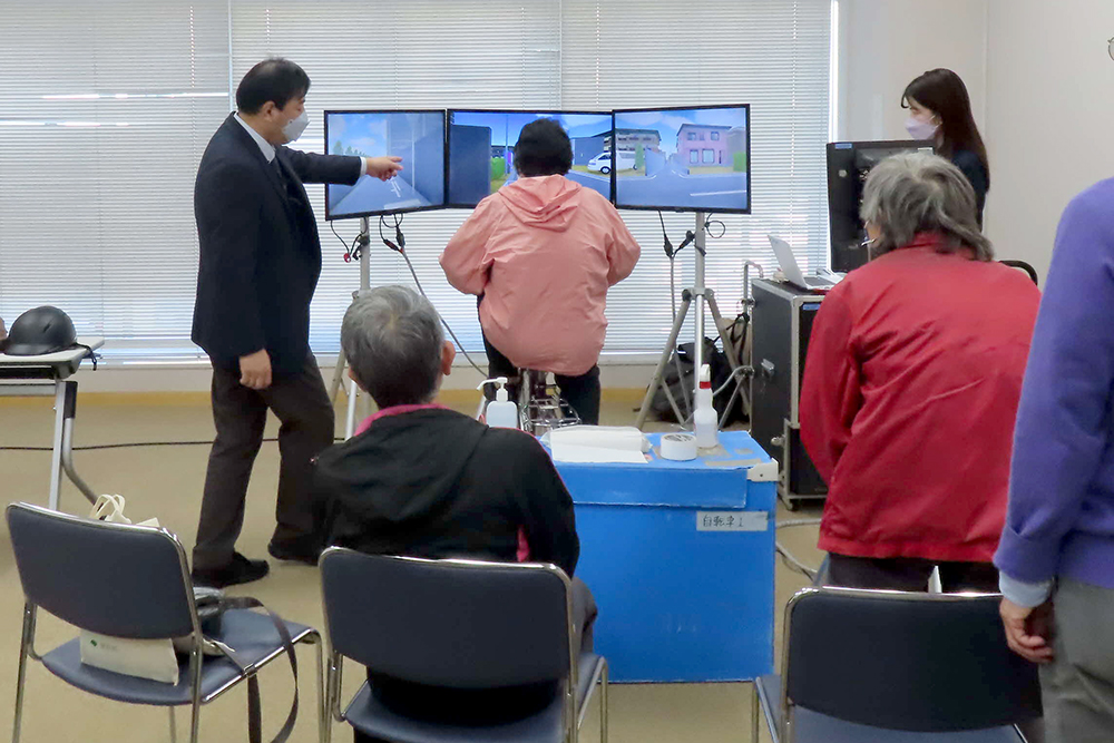 自転車シミュレータをする男性